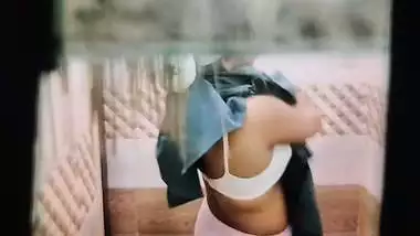 Neighbor peeps bhabhi bathing through window