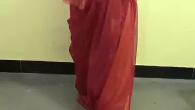 Retro Style Saree Wearing Just For Fashion Show