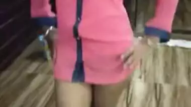 Seductive dance by the Indian XXX girl wearing a pink shirt