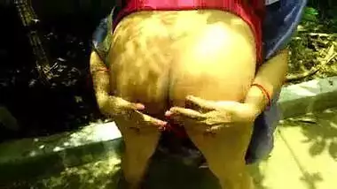 Mature indian aunty in saree pissing video