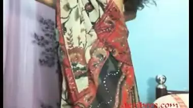 Non-professional doxy shows off her excellent body to her customers