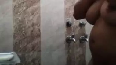 Desi Bhabhi bathing recording