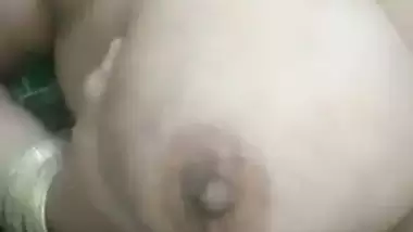 Bhabhi holding milky boobs in Pakistani solo nude clip