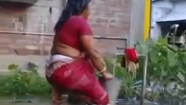 Desi Aunty Bath In Petticoat hindi xxx videos at Indiancum.info