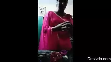 Swathi naidu romantic seducing while saree changing