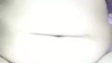 Desi bitch XXX masturbates sticking a tube of toothpaste into twat
